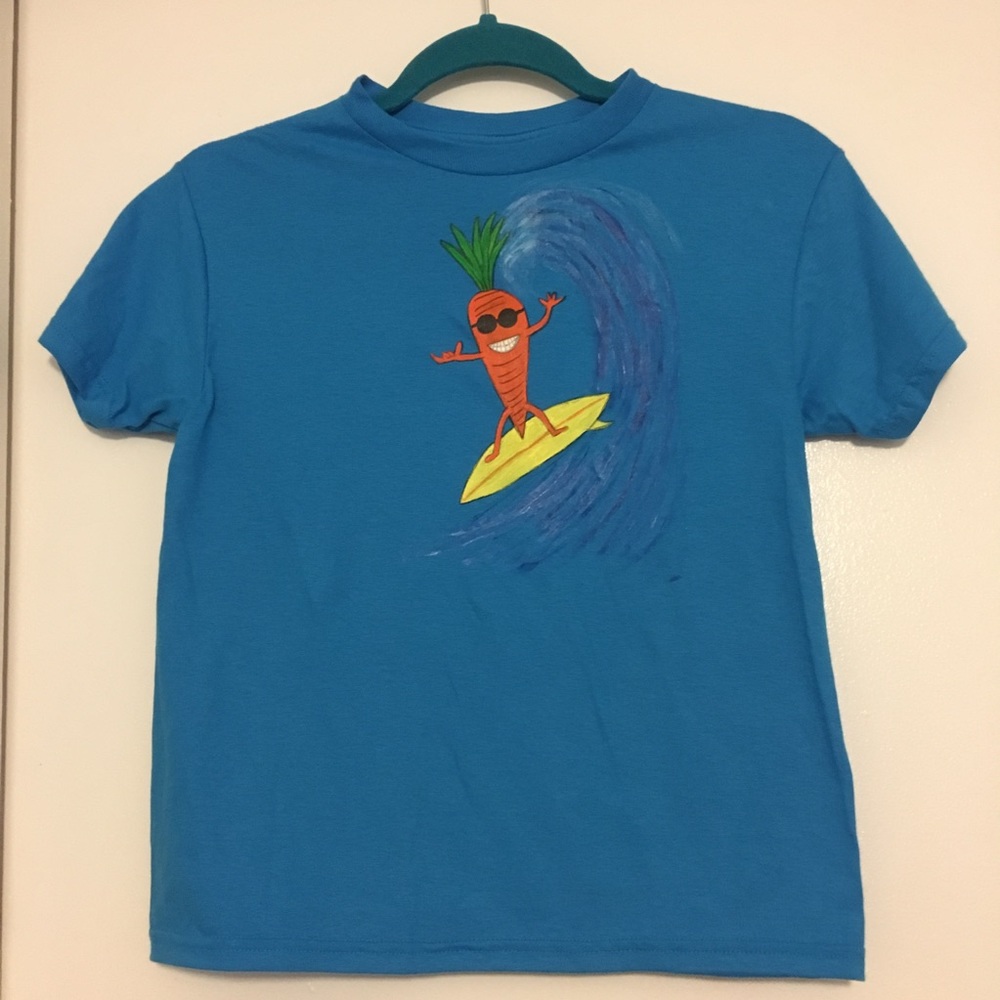 Super cool surfing carrot with sunglasses t-shirt